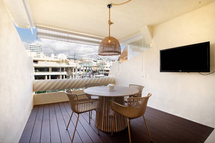 Apartamento estudio "Puerto Marina Luxury" con vistas al mar, piscina compartida y Wi-Fi